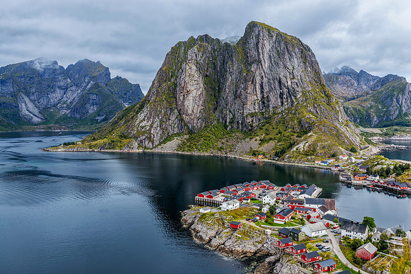 Festhelltinden and Hamnoy